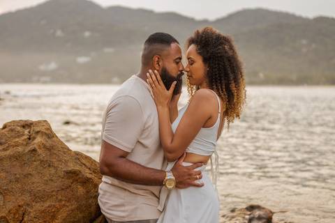As melhores ideias e inspirações criativas de fotos para ensaio pré wedding na Praia das Conchas - São Paulo'