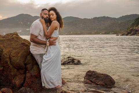 As melhores ideias e inspirações criativas de fotos para ensaio pré wedding na Praia das Conchas - São Paulo'