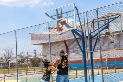 As melhores ideias e inspirações criativas de fotos para ensaio pré wedding na quadra de basquete - SP'