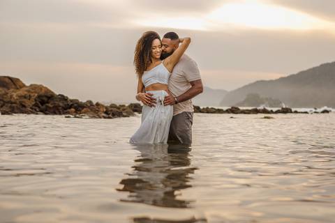 As melhores ideias e inspirações criativas de fotos para ensaio pré wedding na Praia das Conchas - São Paulo'