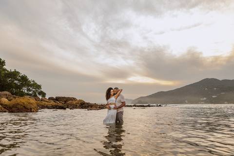 As melhores ideias e inspirações criativas de fotos para ensaio pré wedding na Praia das Conchas - São Paulo'