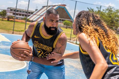 As melhores ideias e inspirações criativas de fotos para ensaio pré wedding na quadra de basquete - SP'
