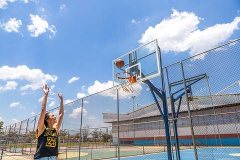 As melhores ideias e inspirações criativas de fotos para ensaio pré wedding na quadra de basquete - SP'