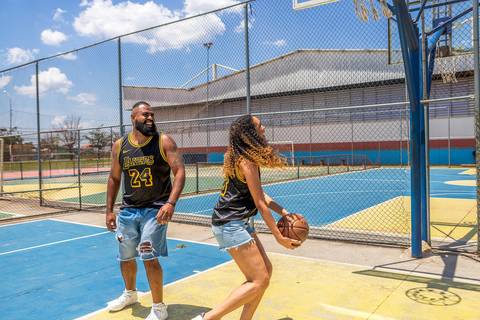 As melhores ideias e inspirações criativas de fotos para ensaio pré wedding na quadra de basquete - SP'