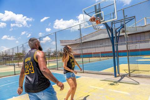 As melhores ideias e inspirações criativas de fotos para ensaio pré wedding na quadra de basquete - SP'