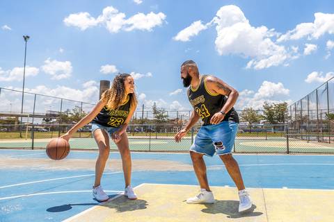 As melhores ideias e inspirações criativas de fotos para ensaio pré wedding na quadra de basquete - SP'