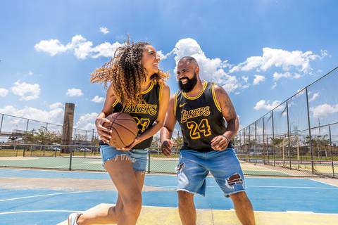 As melhores ideias e inspirações criativas de fotos para ensaio pré wedding na quadra de basquete - SP'