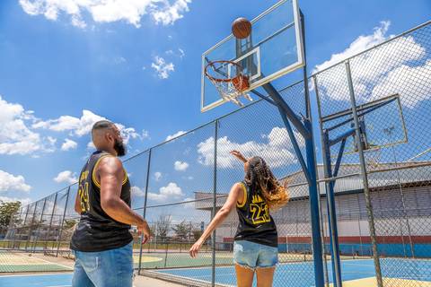 As melhores ideias e inspirações criativas de fotos para ensaio pré wedding na quadra de basquete - SP'