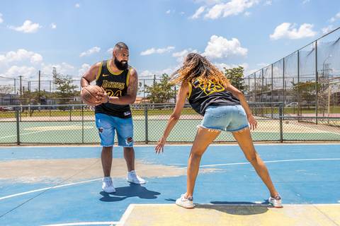 As melhores ideias e inspirações criativas de fotos para ensaio pré wedding na quadra de basquete - SP'