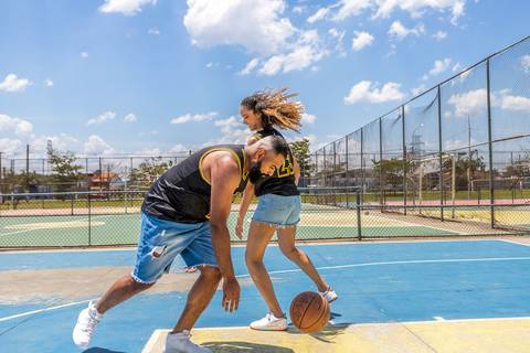 As melhores ideias e inspirações criativas de fotos para ensaio pré wedding na quadra de basquete - SP'