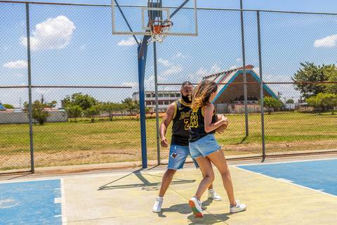 As melhores ideias e inspirações criativas de fotos para ensaio pré wedding na quadra de basquete - SP'