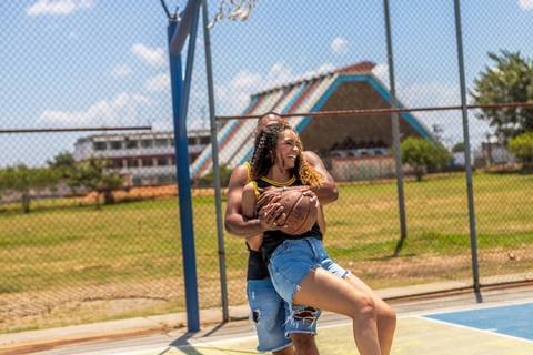 As melhores ideias e inspirações criativas de fotos para ensaio pré wedding na quadra de basquete - SP'