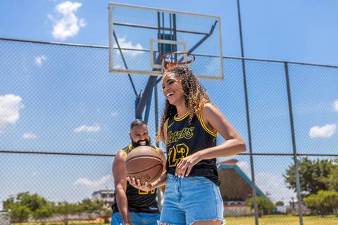As melhores ideias e inspirações criativas de fotos para ensaio pré wedding na quadra de basquete - SP'