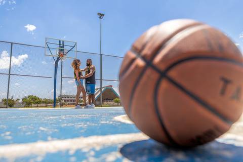 As melhores ideias e inspirações criativas de fotos para ensaio pré wedding na quadra de basquete - SP'