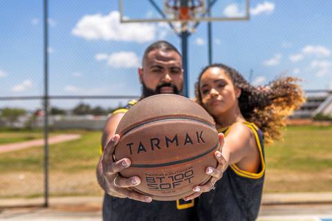 As melhores ideias e inspirações criativas de fotos para ensaio pré wedding na quadra de basquete - SP'