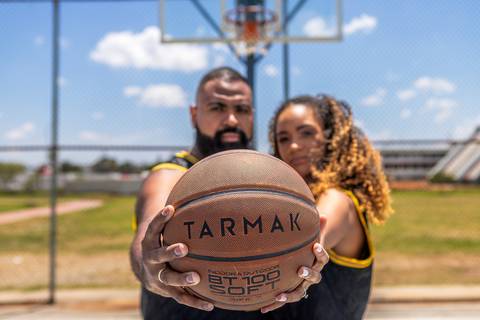 As melhores ideias e inspirações criativas de fotos para ensaio pré wedding na quadra de basquete - SP'