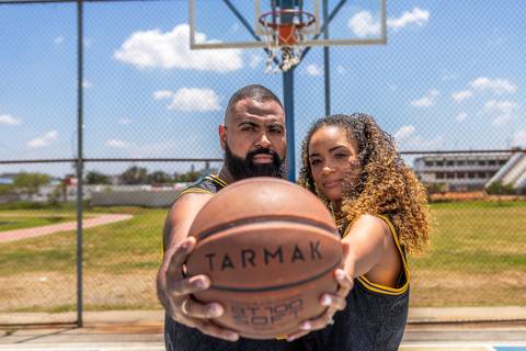 As melhores ideias e inspirações criativas de fotos para ensaio pré wedding na quadra de basquete - SP'