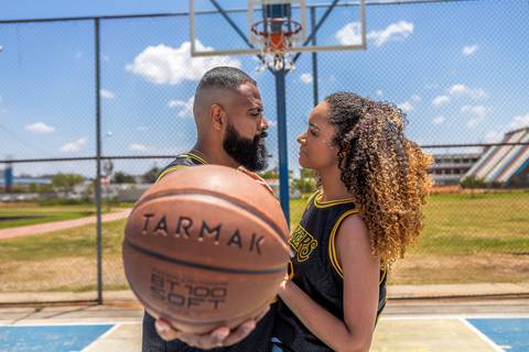 As melhores ideias e inspirações criativas de fotos para ensaio pré wedding na quadra de basquete - SP'