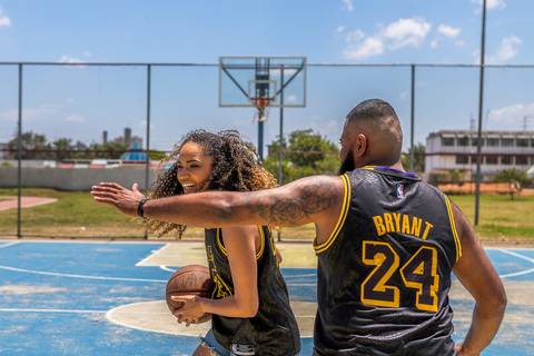 As melhores ideias e inspirações criativas de fotos para ensaio pré wedding na quadra de basquete - SP'