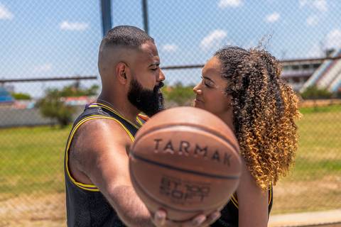 As melhores ideias e inspirações criativas de fotos para ensaio pré wedding na quadra de basquete - SP'