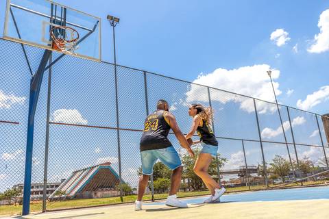 As melhores ideias e inspirações criativas de fotos para ensaio pré wedding na quadra de basquete - SP'