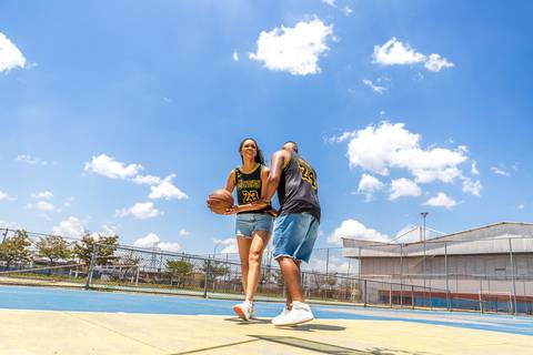 As melhores ideias e inspirações criativas de fotos para ensaio pré wedding na quadra de basquete - SP'