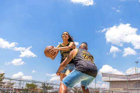 As melhores ideias e inspirações criativas de fotos para ensaio pré wedding na quadra de basquete - SP'
