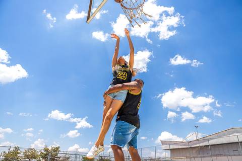 As melhores ideias e inspirações criativas de fotos para ensaio pré wedding na quadra de basquete - SP'