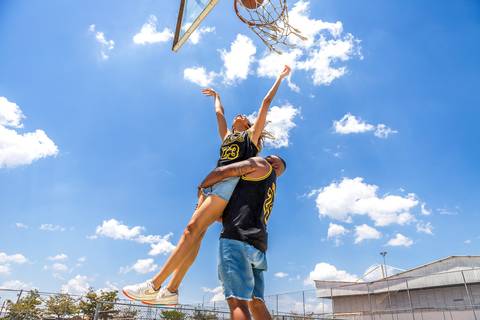 As melhores ideias e inspirações criativas de fotos para ensaio pré wedding na quadra de basquete - SP'