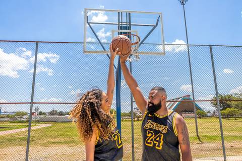 As melhores ideias e inspirações criativas de fotos para ensaio pré wedding na quadra de basquete - SP'