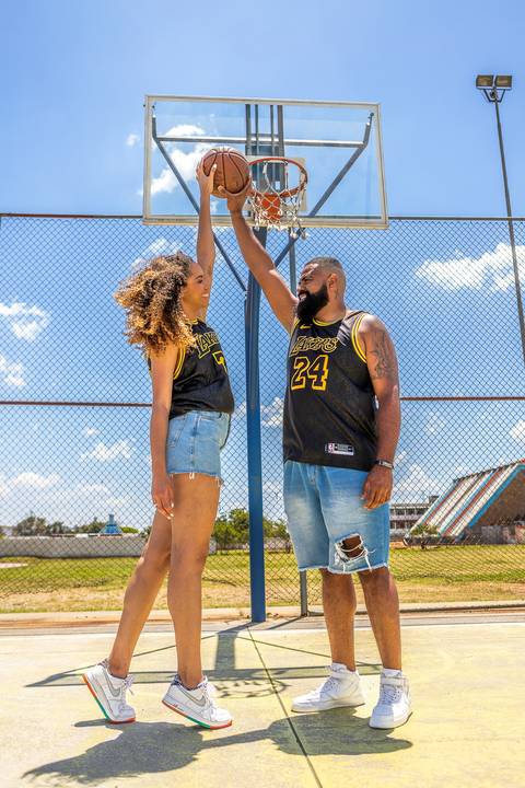 As melhores ideias e inspirações criativas de fotos para ensaio pré wedding na quadra de basquete - SP'