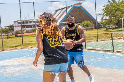 As melhores ideias e inspirações criativas de fotos para ensaio pré wedding na quadra de basquete - SP'