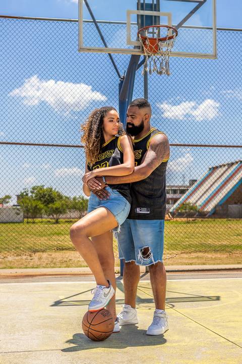 As melhores ideias e inspirações criativas de fotos para ensaio pré wedding na quadra de basquete - SP'