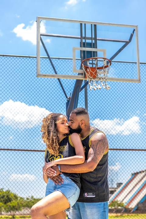 As melhores ideias e inspirações criativas de fotos para ensaio pré wedding na quadra de basquete - SP'