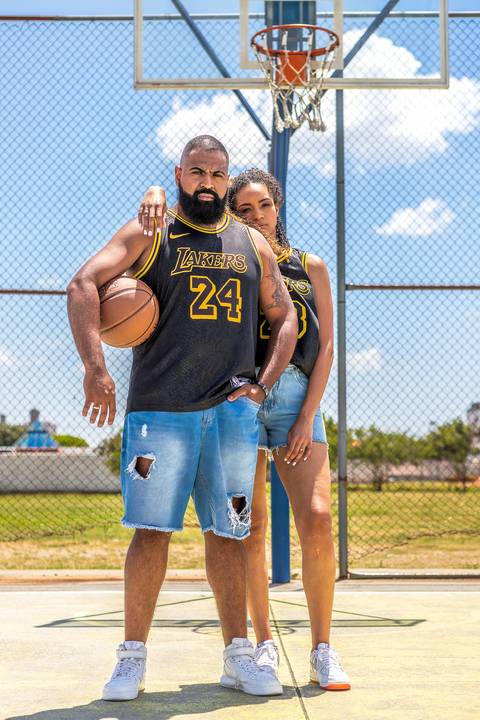 As melhores ideias e inspirações criativas de fotos para ensaio pré wedding na quadra de basquete - SP'