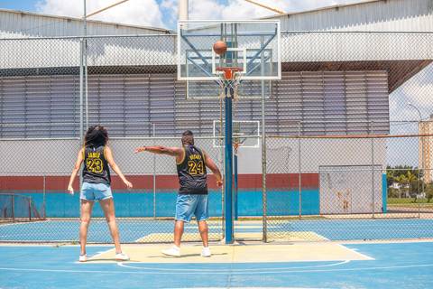 As melhores ideias e inspirações criativas de fotos para ensaio pré wedding na quadra de basquete - SP'