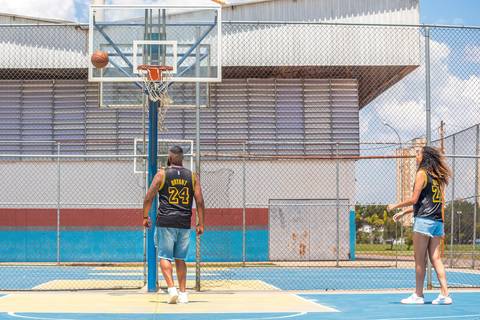 As melhores ideias e inspirações criativas de fotos para ensaio pré wedding na quadra de basquete - SP'