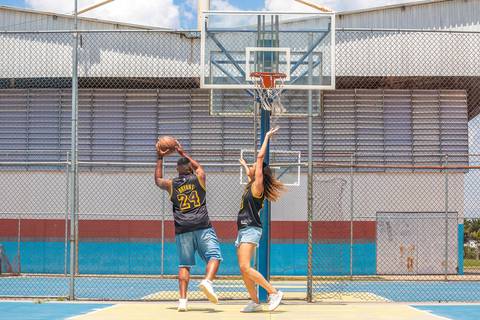 As melhores ideias e inspirações criativas de fotos para ensaio pré wedding na quadra de basquete - SP'