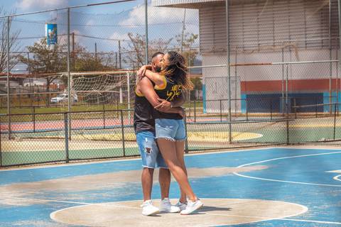 As melhores ideias e inspirações criativas de fotos para ensaio pré wedding na quadra de basquete - SP'