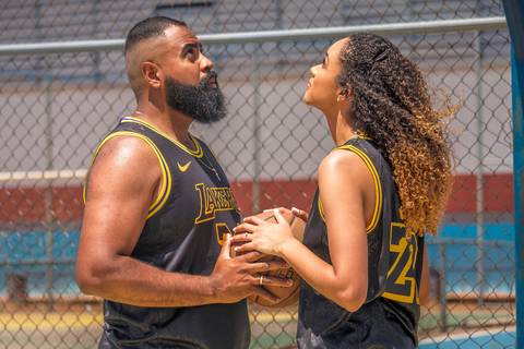 As melhores ideias e inspirações criativas de fotos para ensaio pré wedding na quadra de basquete - SP'