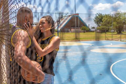 As melhores ideias e inspirações criativas de fotos para ensaio pré wedding na quadra de basquete - SP'