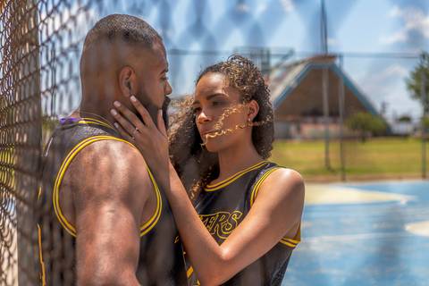 As melhores ideias e inspirações criativas de fotos para ensaio pré wedding na quadra de basquete - SP'