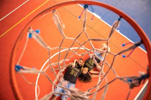 As melhores ideias e inspirações criativas de fotos para ensaio pré wedding na quadra de basquete - SP'