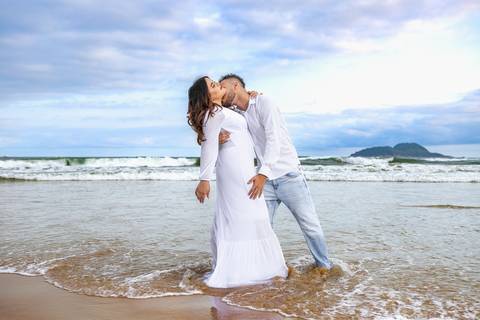 As melhores ideias e inspirações criativas de fotos para ensaio pré wedding na Praia do Tombo - Mirante de Vidro - Guarujá'