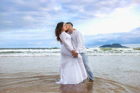As melhores ideias e inspirações criativas de fotos para ensaio pré wedding na Praia do Tombo - Mirante de Vidro - Guarujá'