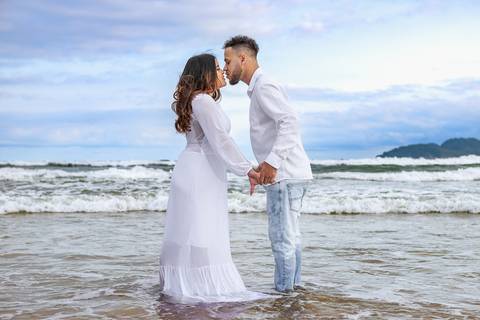 As melhores ideias e inspirações criativas de fotos para ensaio pré wedding na Praia do Tombo - Mirante de Vidro - Guarujá'