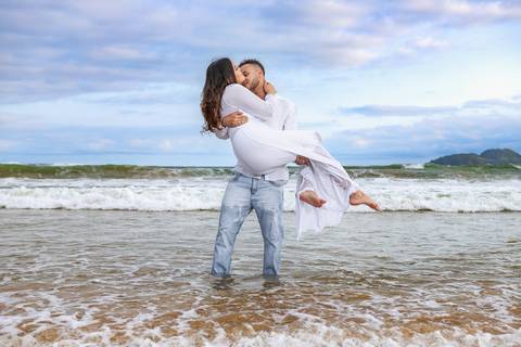 As melhores ideias e inspirações criativas de fotos para ensaio pré wedding na Praia do Tombo - Mirante de Vidro - Guarujá'