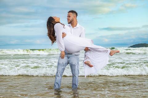 As melhores ideias e inspirações criativas de fotos para ensaio pré wedding na Praia do Tombo - Mirante de Vidro - Guarujá'