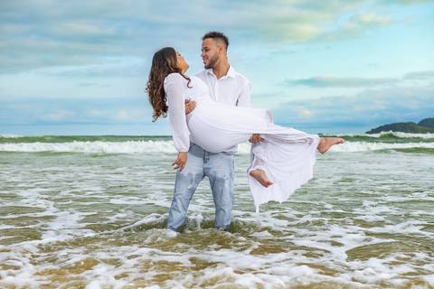 As melhores ideias e inspirações criativas de fotos para ensaio pré wedding na Praia do Tombo - Mirante de Vidro - Guarujá'