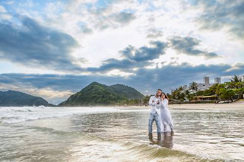 As melhores ideias e inspirações criativas de fotos para ensaio pré wedding na Praia do Tombo - Mirante de Vidro - Guarujá'